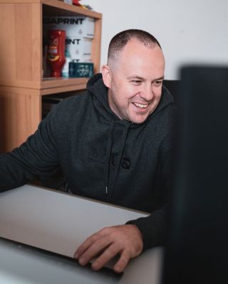 👋Tohle je Martin. Ten sympaťák, co vám píše e-maily a balí vaše EQUA radosti tak pečlivě, že by se za něj nemusel stydět...