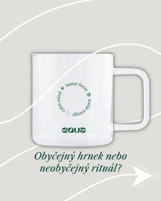 ✨ Neobyčejně obyčejný hrnek. Na první pohled jen sklo v minimalistickém designu s decentním logem EQUA. Ale ve skutečnosti...
